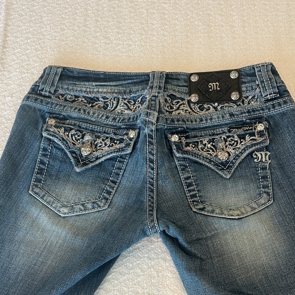 Gorgeous- like new- Miss Me Boot Cut Jeans with Embroidered Rhinestone Pockets